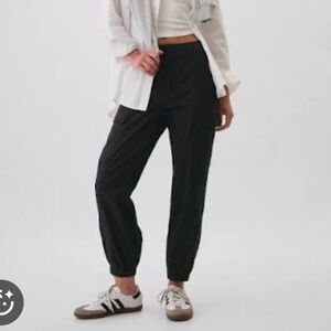 NWT GAP Mid Rise Khaki Cargo Joggers